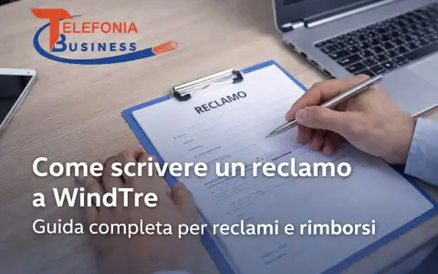 Mano che compila un modulo "RECLAMO" per WindTre. Guida completa per il significato di reclamo e rimborsi.