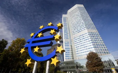 Simbolo dell'euro con stelle gialle davanti alla banca centrale olandese.