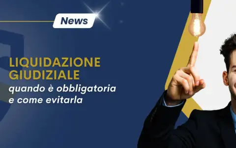 Uomo sorridente indica una lampadina, simbolo di un'idea per evitare la liquidazione giudiziale.