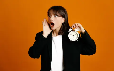 Donna con orologio, sorpresa per il tetto al prezzo.