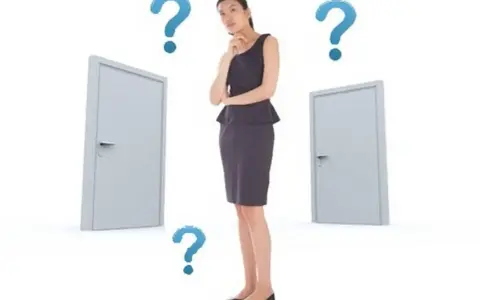 Donna pensierosa tra due porte, con punti interrogativi che simboleggiano il **discrezionale significato** delle scelte.