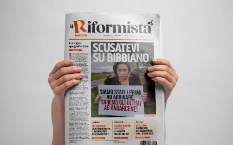Mani tengono "Il Riformista", giornale con titolo "Scusatevi su Bibbiano" e foto di una donna con cartello. Un esempio di orientamento politico riformista.