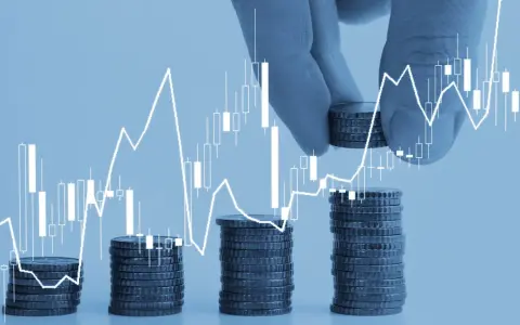 Mani aggiungono monete a pile crescenti, con un grafico finanziario che mostra una tendenza al rialzo. Un'immagine che simboleggia la crescita e l'uscita da un "pool" di investimenti.