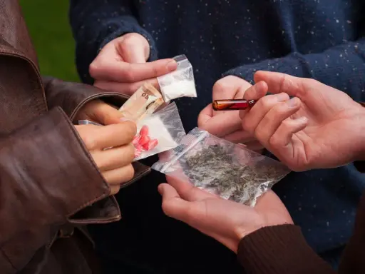 Scambio di denaro e droga, un affare oscuro che ricorda la mafia.