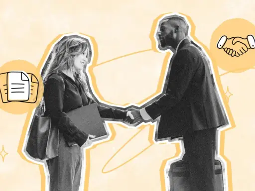 Uomo e donna si stringono la mano, simboleggiando un accordo o un contratto. Cosa vuol dire recesso? Forse un nuovo inizio.