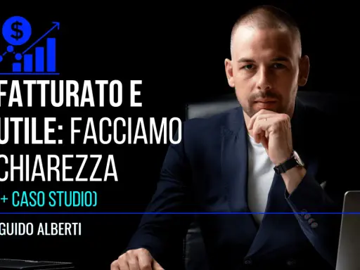Uomo in giacca blu, con testo "FATTURATO E UTILE: FACCIAMO CHIAREZZA" e un grafico che indica il ricavo, significato di crescita.