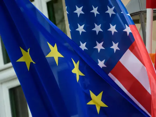 Bandiera dell'Unione Europea e bandiera americana affiancate, simbolo di unione.