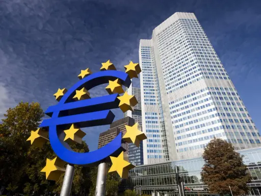 Simbolo dell'euro con stelle gialle davanti alla banca centrale olandese.