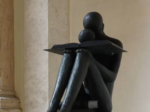 Statua di una figura che legge, con un libro aperto. La scena evoca il profondo significato della conoscenza e della lettura, una vera glossa significato.