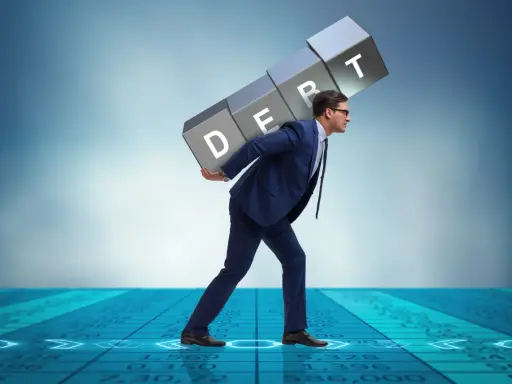 Uomo d'affari porta il peso del debito, simbolo del consolidamento significato.