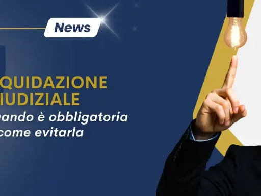 Uomo sorridente indica una lampadina, simbolo di un'idea per evitare la liquidazione giudiziale.