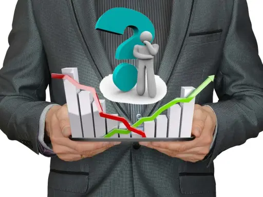 Uomo in giacca tiene tablet con grafici in salita e discesa. Un punto interrogativo e una figura pensierosa suggeriscono una decisione strategica mib 30.