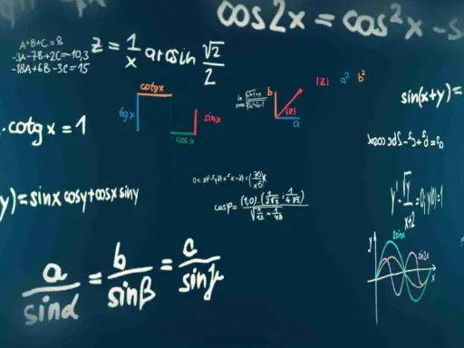Formule matematiche su lavagna blu. Per capire come si calcola la media dei voti, servono concetti come questi.