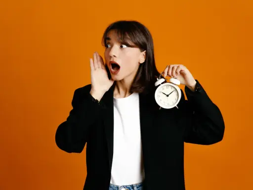 Donna con orologio, sorpresa per il tetto al prezzo.