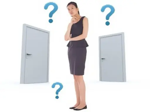 Donna pensierosa tra due porte, con punti interrogativi che simboleggiano il **discrezionale significato** delle scelte.