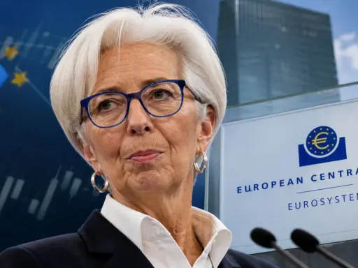 Christine Lagarde, presidente della banca europea, con il logo della BCE sullo sfondo.