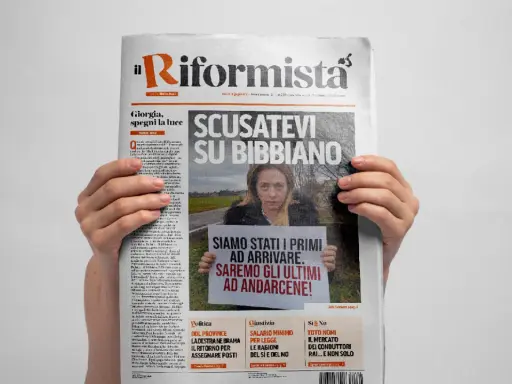 Mani tengono "Il Riformista", giornale con titolo "Scusatevi su Bibbiano" e foto di una donna con cartello. Un esempio di orientamento politico riformista.