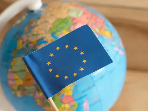 Bandiera UE su globo terrestre. Un simbolo di unione, ma che cos'è il protezionismo?