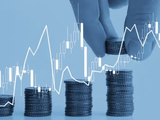 Mani aggiungono monete a pile crescenti, con un grafico finanziario che mostra una tendenza al rialzo. Un'immagine che simboleggia la crescita e l'uscita da un "pool" di investimenti.