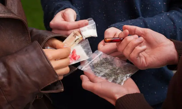 Scambio di denaro e droga, un affare oscuro che ricorda la mafia.