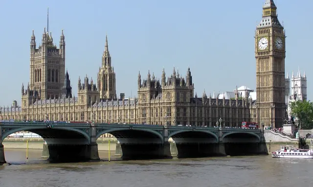 Palazzo di Westminster, simbolo della politica della Gran Bretagna, con il Big Ben che domina il Tamigi.