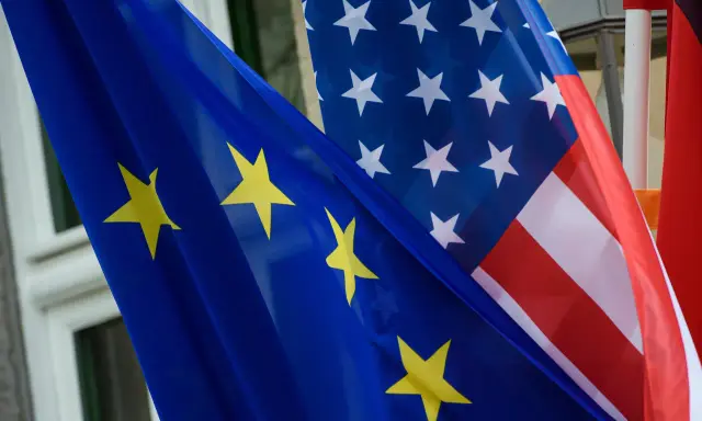 Bandiera dell'Unione Europea e bandiera americana affiancate, simbolo di unione.