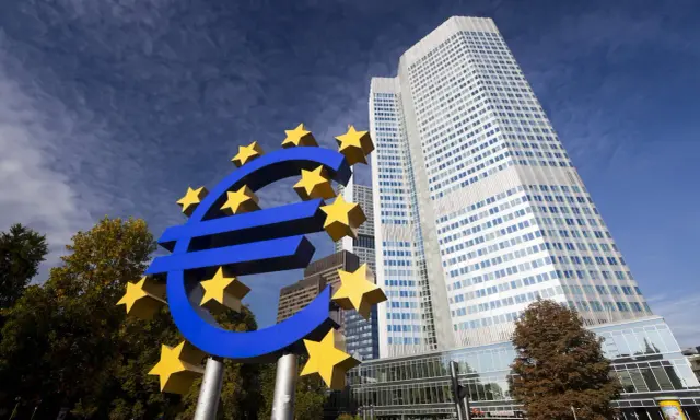 Simbolo dell'euro con stelle gialle davanti alla banca centrale olandese.