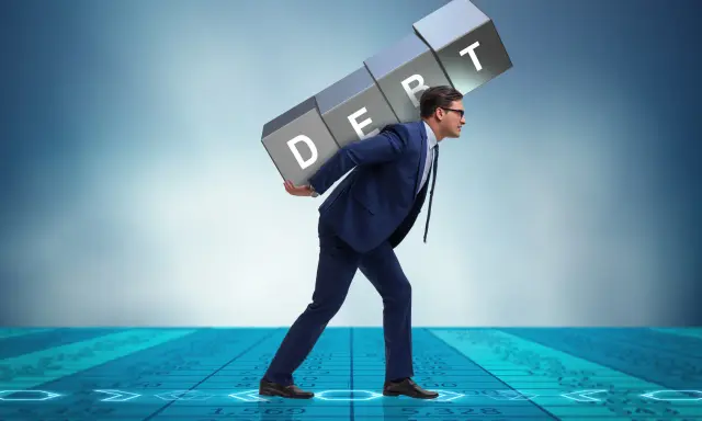 Uomo d'affari porta il peso del debito, simbolo del consolidamento significato.