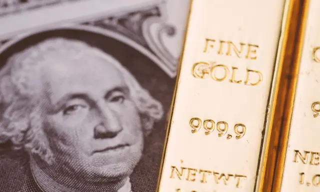 Lingotto d'oro accanto a un dollaro, evocando il gold standard significato.