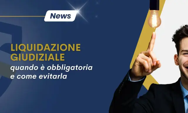 Uomo sorridente indica una lampadina, simbolo di un'idea per evitare la liquidazione giudiziale.