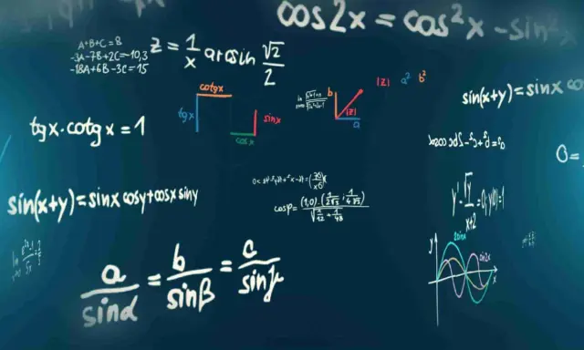 Formule matematiche su lavagna blu. Per capire come si calcola la media dei voti, servono concetti come questi.