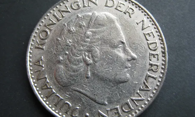 Moneta olandese prima dell'euro con il profilo della Regina Giuliana. Un pezzo di storia dei Paesi Bassi.