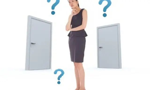 Donna pensierosa tra due porte, con punti interrogativi che simboleggiano il **discrezionale significato** delle scelte.