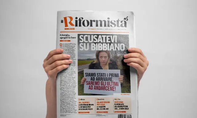 Mani tengono "Il Riformista", giornale con titolo "Scusatevi su Bibbiano" e foto di una donna con cartello. Un esempio di orientamento politico riformista.