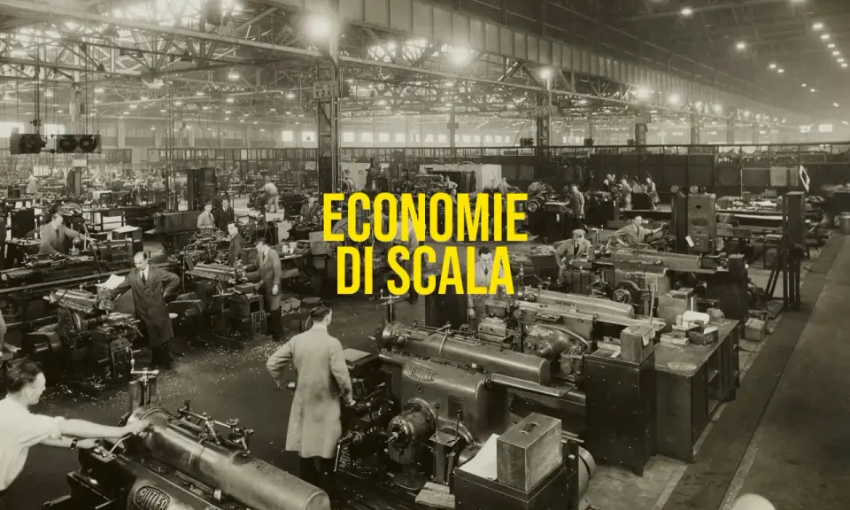 Operai in una grande fabbrica lavorano a macchine utensili, un esempio di economie di scala nella produzione industriale.