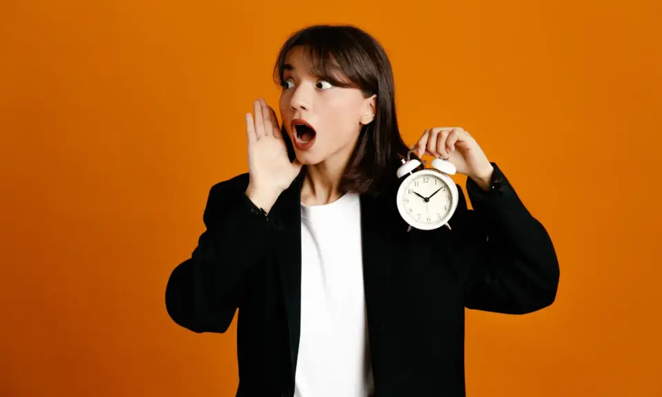 Donna con orologio, sorpresa per il tetto al prezzo.