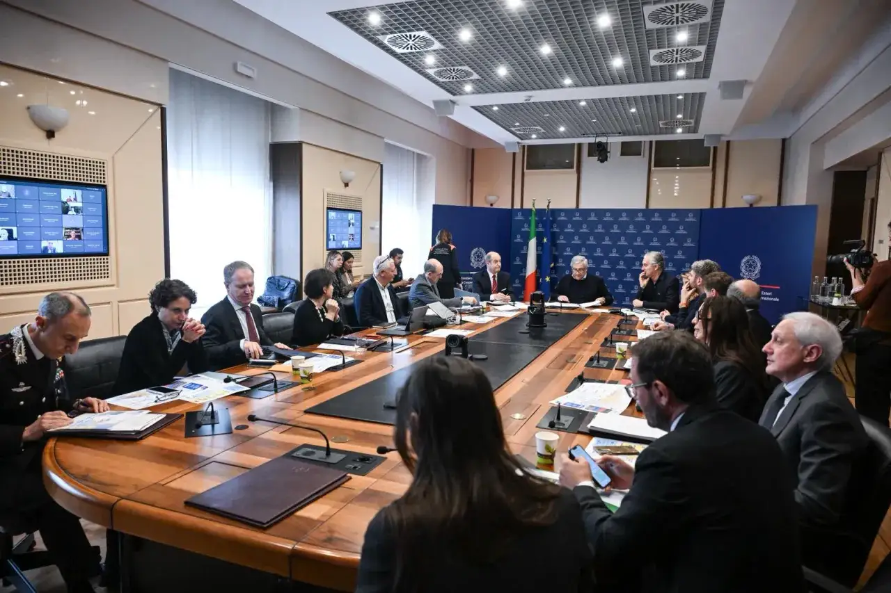 Riunione di una task force: il significato &egrave; la collaborazione per affrontare sfide complesse.