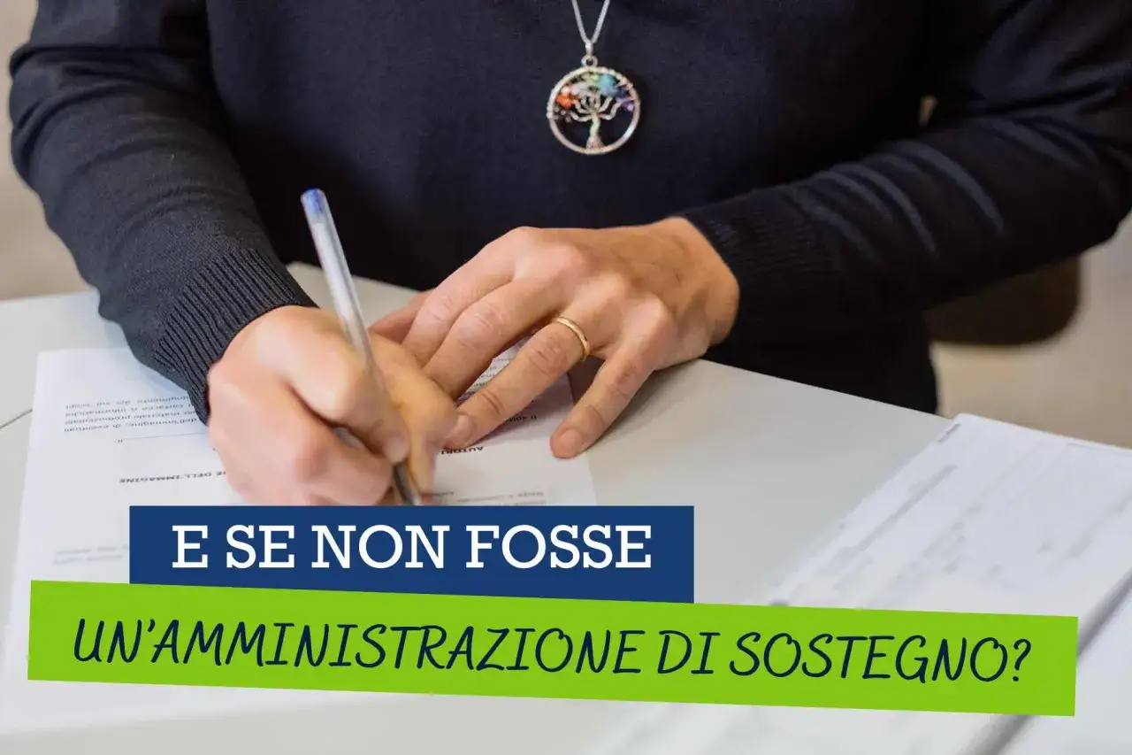 Mani che firmano un documento, con la scritta 