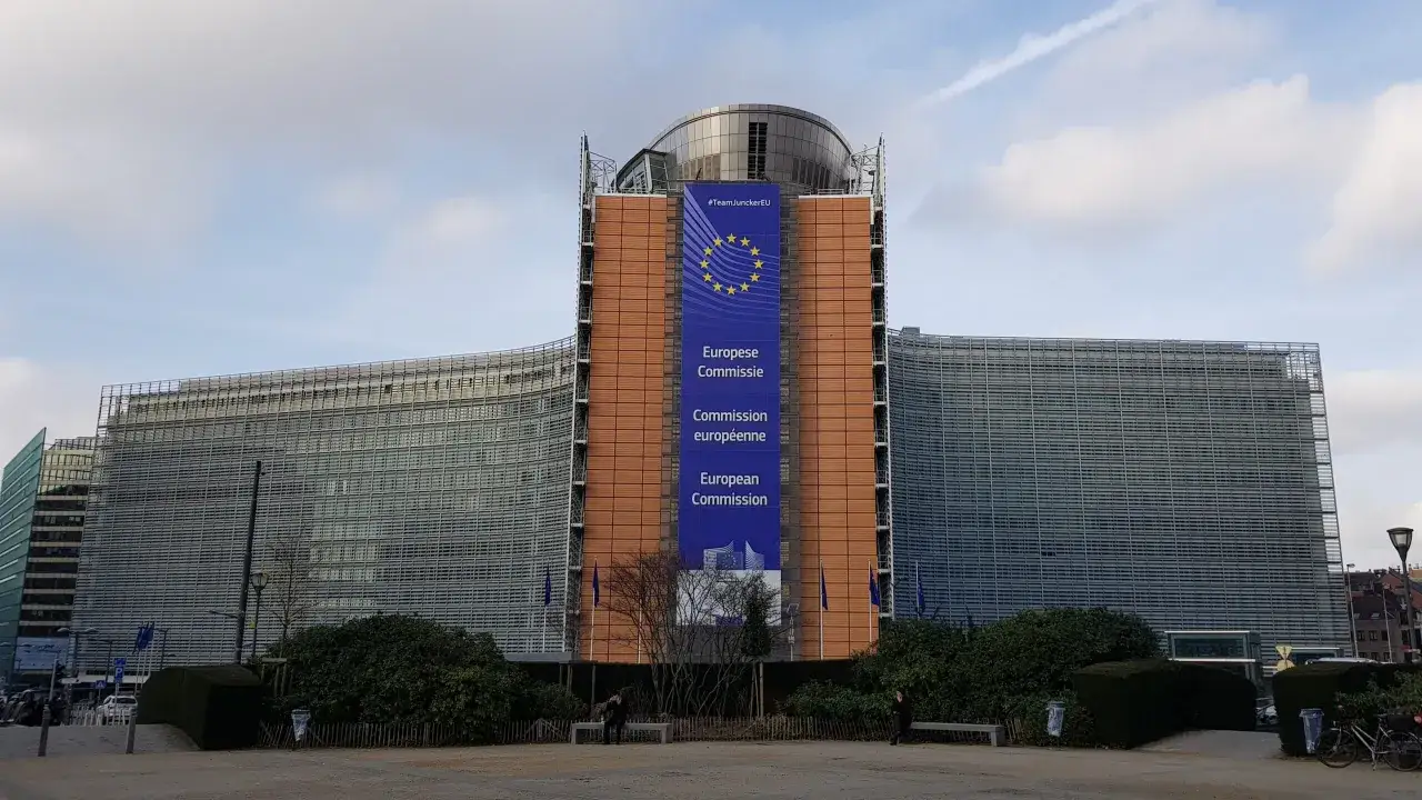 Il palazzo della Commissione Europea a Bruxelles, con un grande striscione blu che ricorda il 