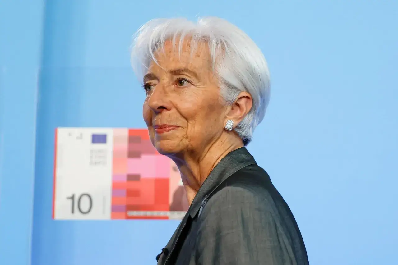 Christine Lagarde, presidente della banca europea, con sfondo blu e un dettaglio di una banconota da 10 euro.