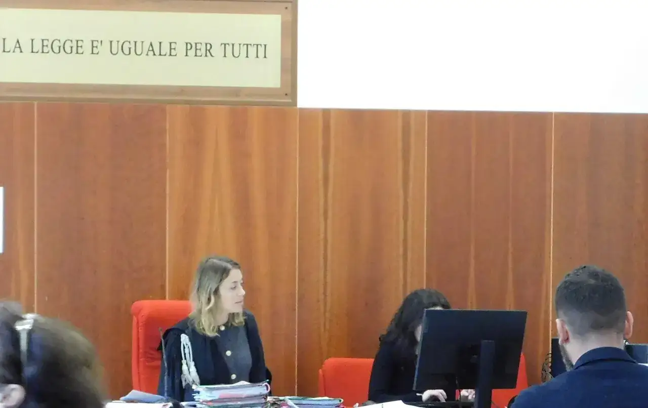 In tribunale, la legge &egrave; uguale per tutti. Una donna con toga discute, forse sul ricusazione significato.