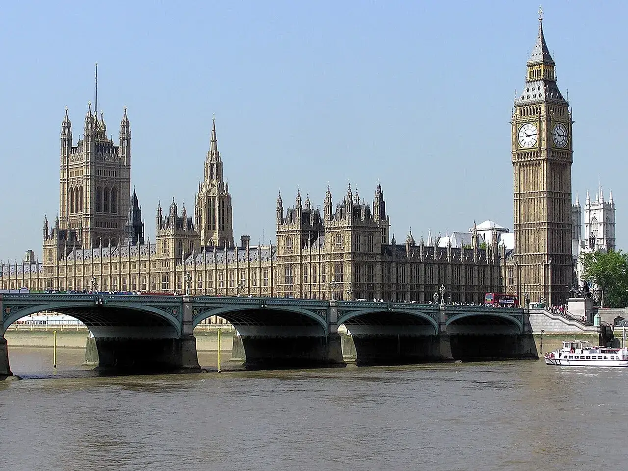 Palazzo di Westminster e il Big Ben, simboli della politica della Gran Bretagna, visti dal Tamigi.