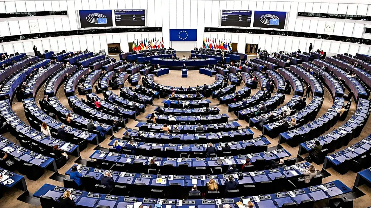 Aula del Parlamento Europeo, con i membri del gruppo del Partito Popolare Europeo seduti nei loro posti.