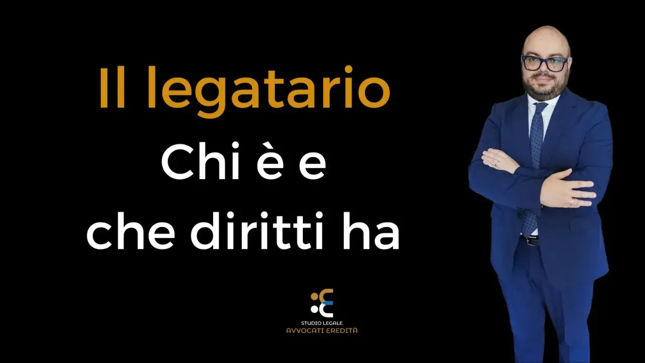 Il legatario: chi &egrave; e quali diritti ha. Un avvocato in completo blu spiega i diritti del legatario per vindicationem.