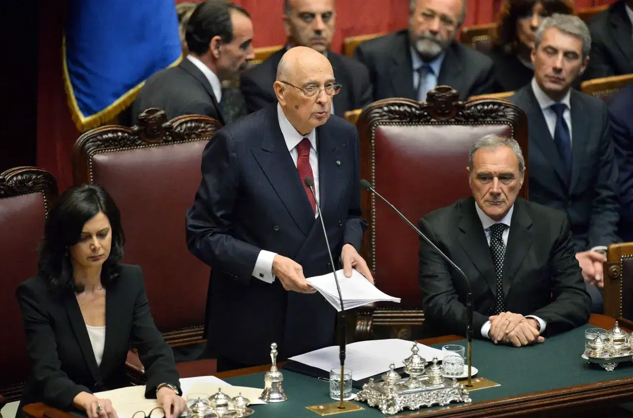 Uomo anziano parla in aula, forse discutendo del significato di impeachment.