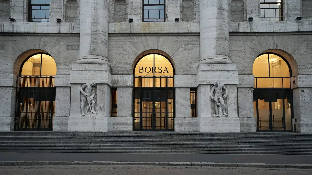Ingresso della Borsa di Milano, con statue classiche e l'insegna