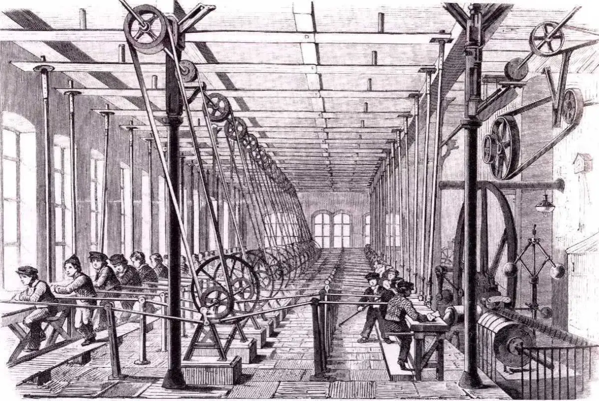 Fabbrica con operai al lavoro, un complesso sistema di pulegge e cinghie che simboleggia la legge bronzea dei salari.