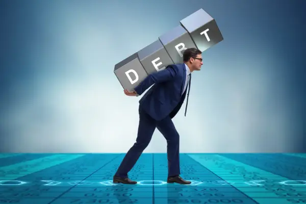 Uomo d'affari porta il peso del debito, simbolo del consolidamento significato.